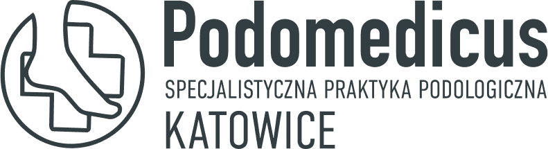 Logotyp praktyki podologicznej Podomedicus przedstawiający medyczny krzyż oraz stopę